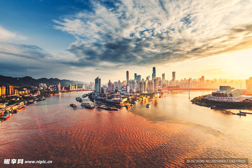 夕陽下的城市江畔美景
