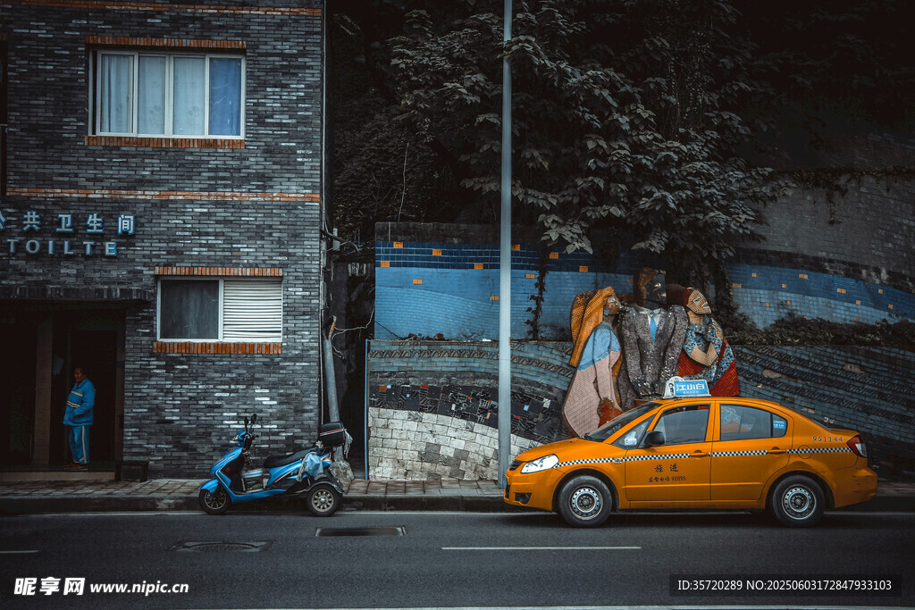 街頭出租車旁的人物場景