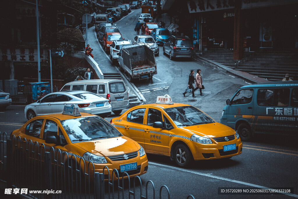 城市街道繁忙的出租車景象