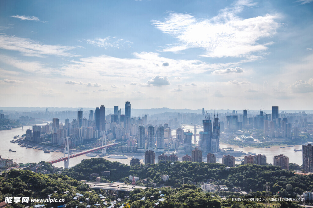 山城壯麗城市天際線景觀