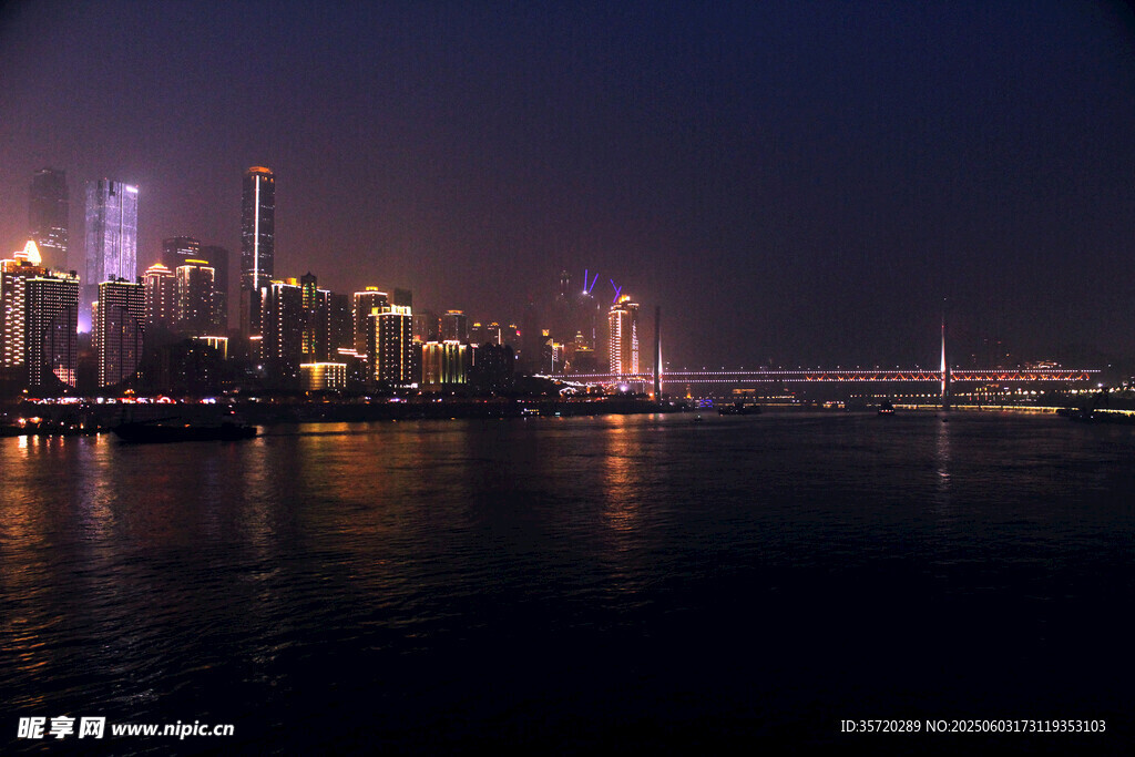 城市璀璨夜景映照水面