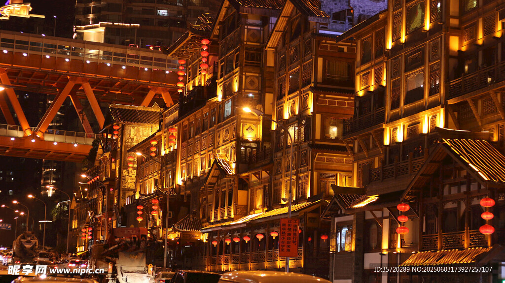 夜晚燈火璀璨的歐式建筑群