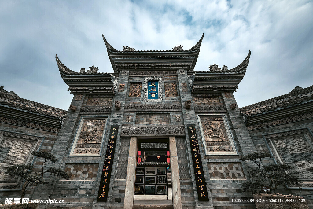 中式古建筑大門