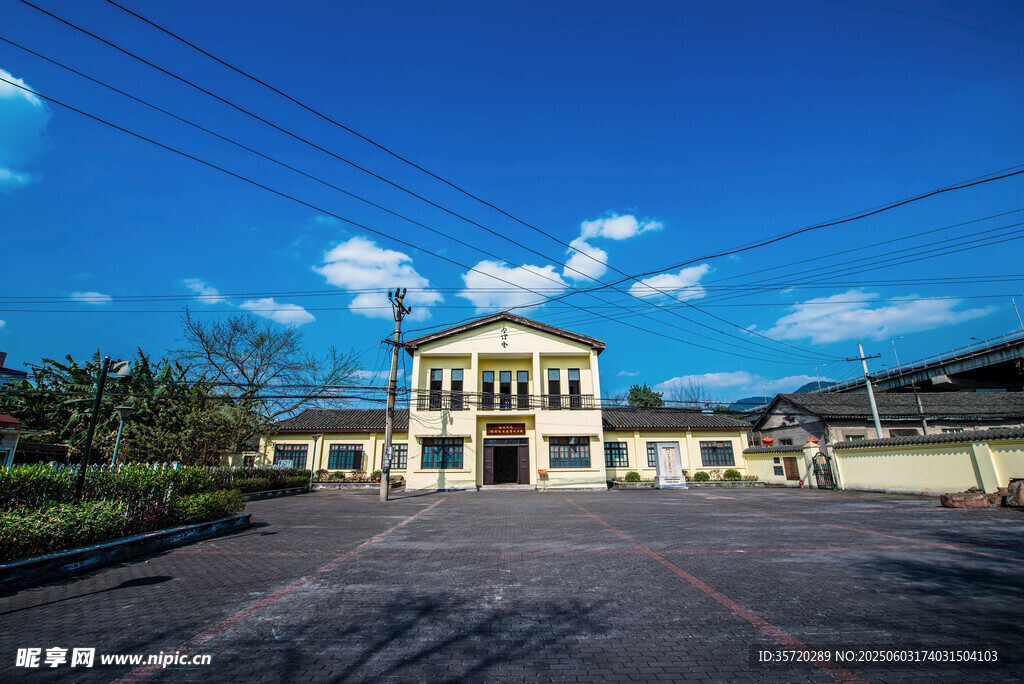 鄉村旁的兩層黃色建筑