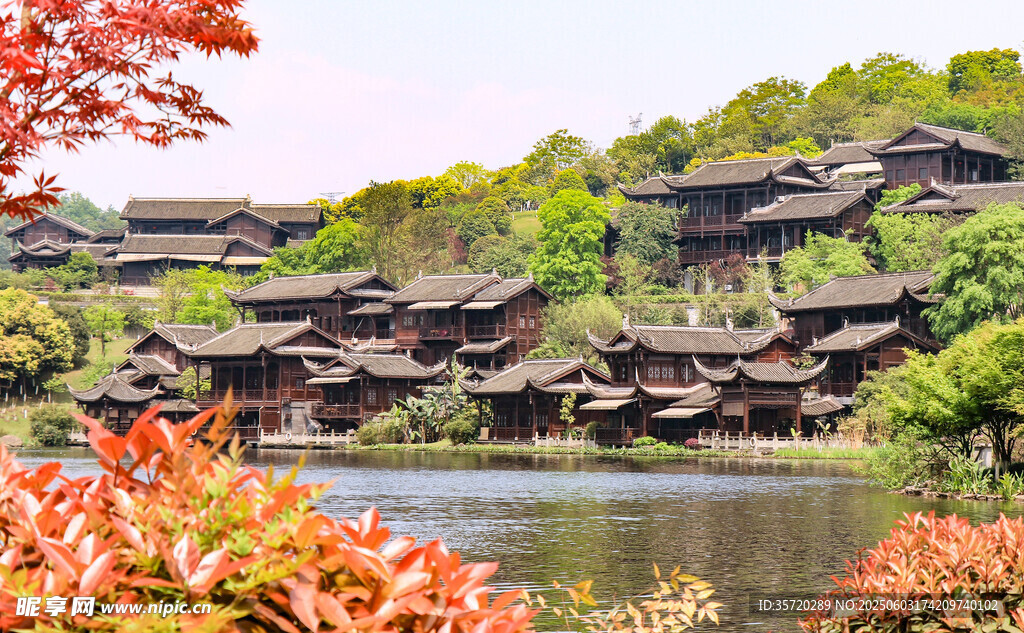 湖畔古建秋景