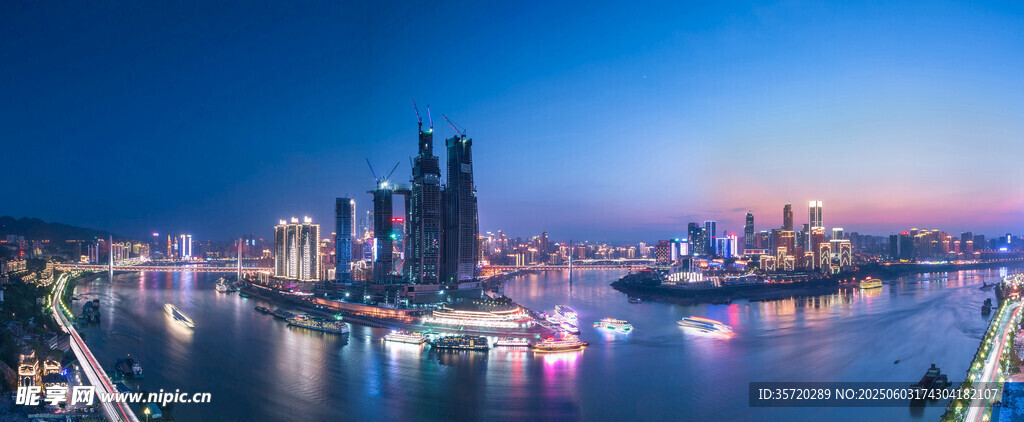 城市璀璨夜景下的繁華水岸