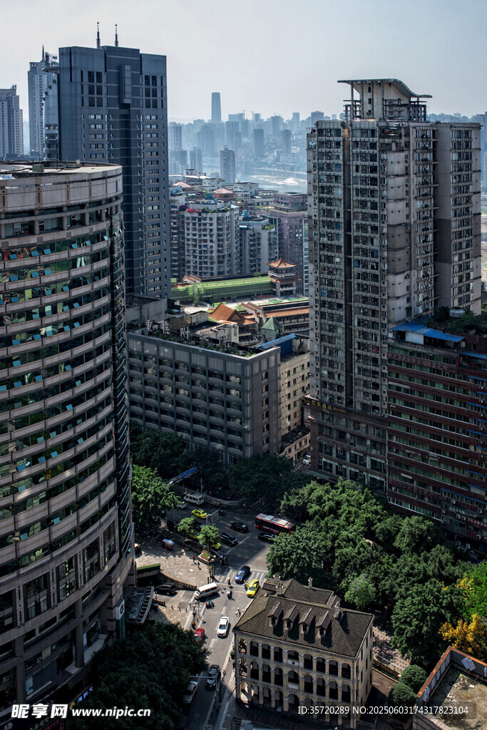 城市高樓與低矮建筑景觀