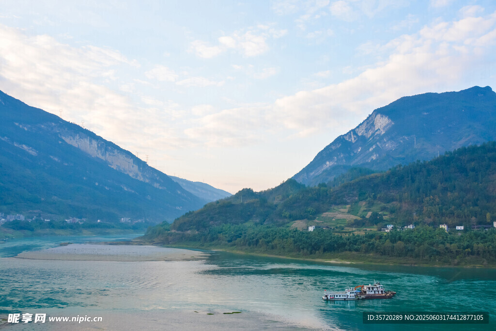 山水間的寧靜湖景風光