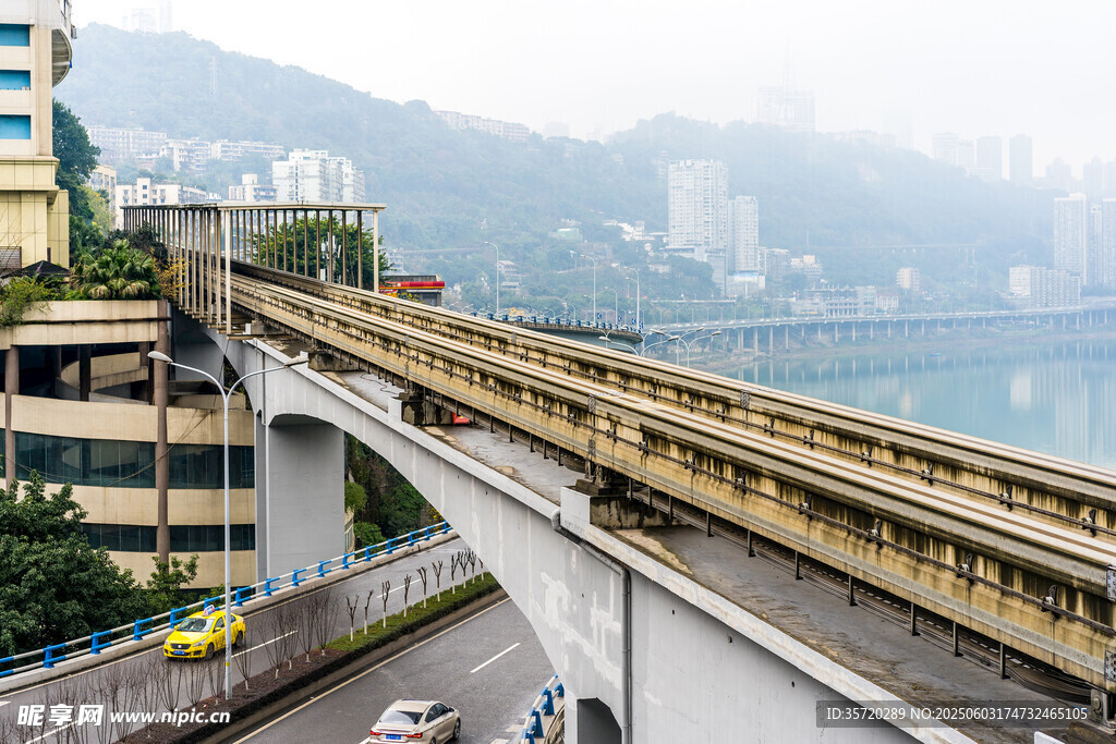 城市高架橋上的車輛景觀