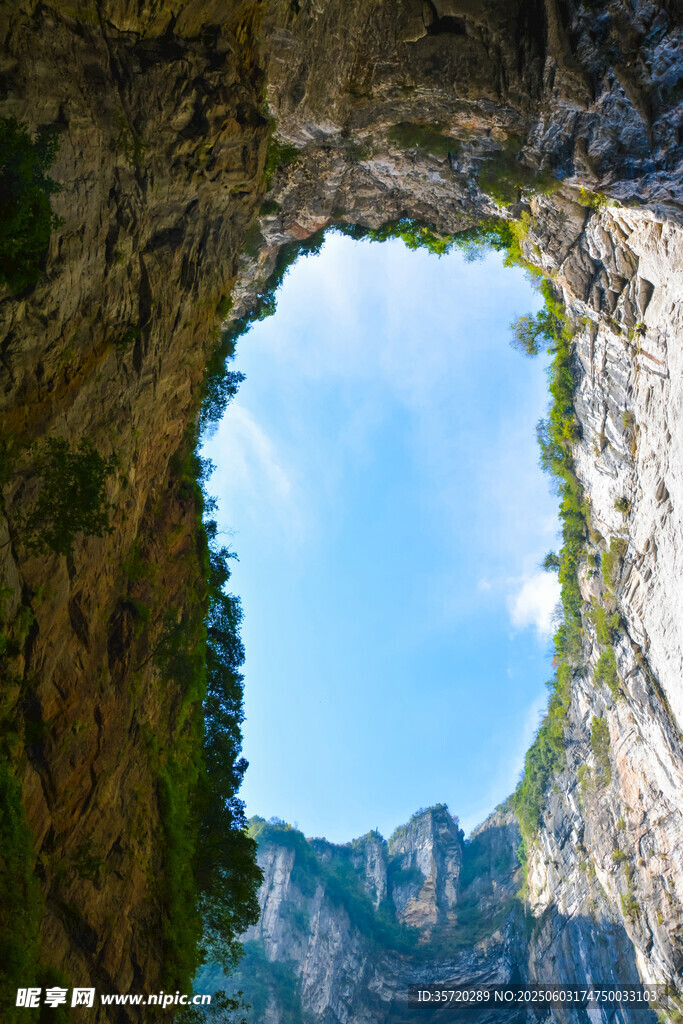 山洞洞口外的壯美山景