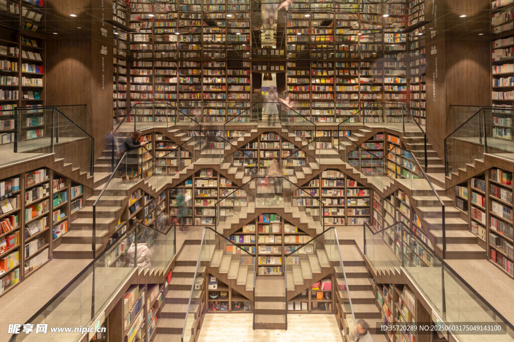 壯觀的多層書架圖書館