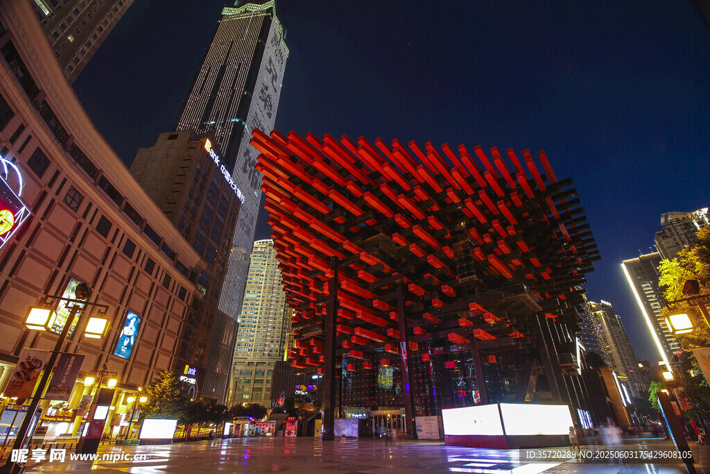 夜晚璀璨的紅色建筑景觀