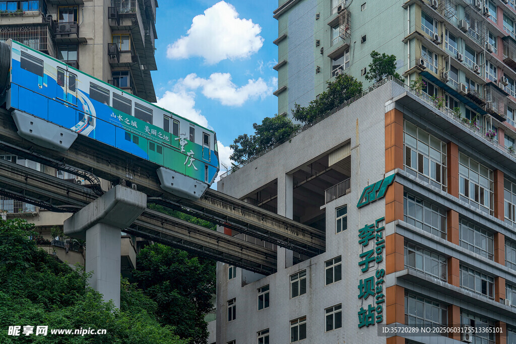 城市空中軌道穿梭高樓間