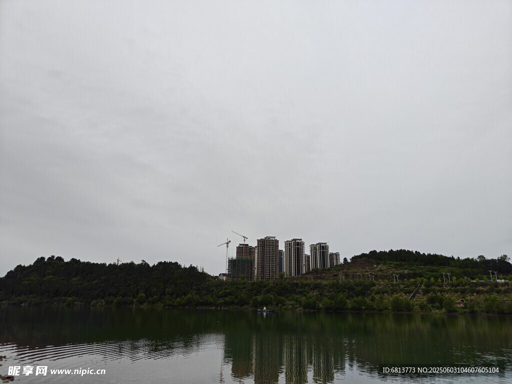 湖畔高樓倒影風景如畫