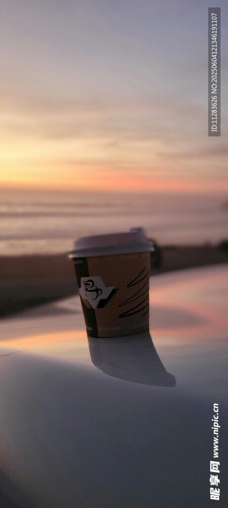 夕陽下的咖啡杯與美麗風景