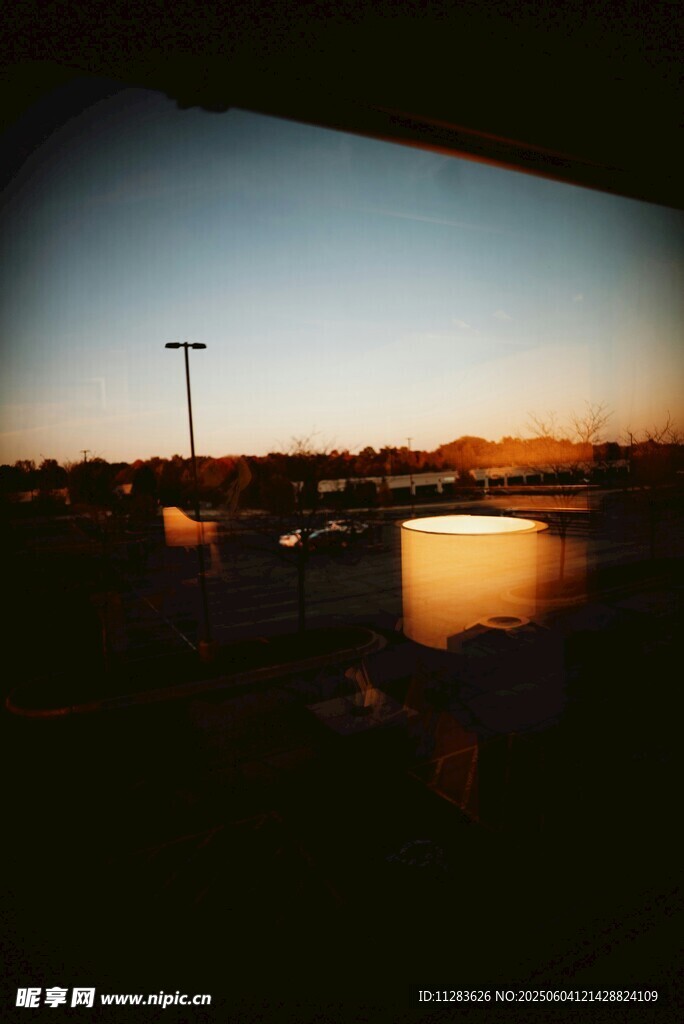 夕陽下的靜謐水邊景象