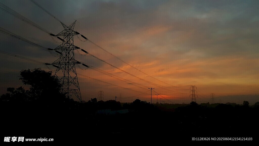 夕陽下的輸電塔剪影
