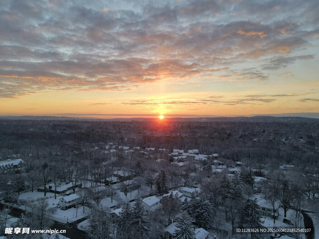 雪后城市日出美景