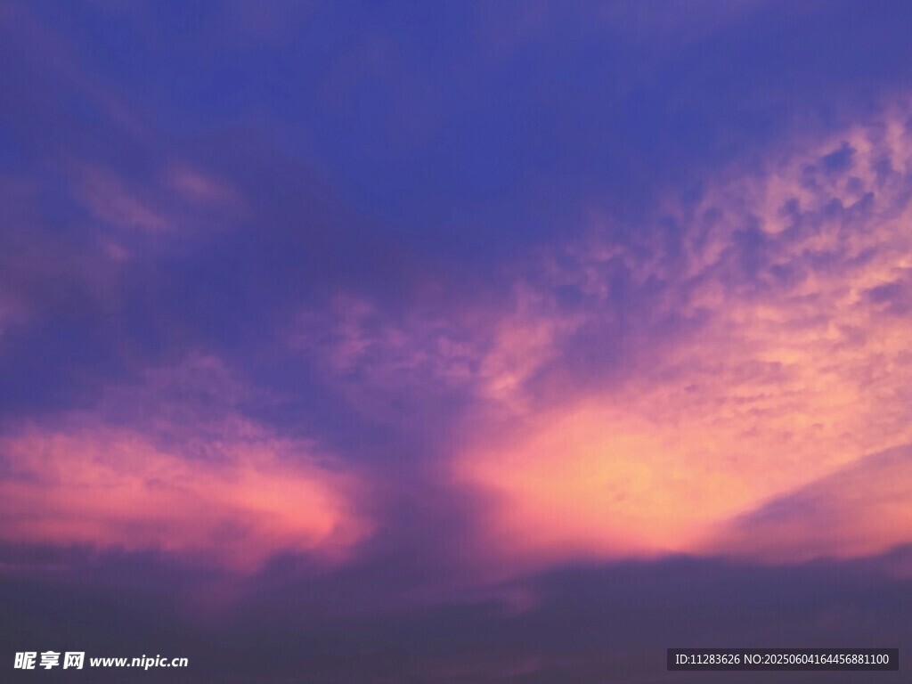 夢幻絢麗的天空晚霞景象