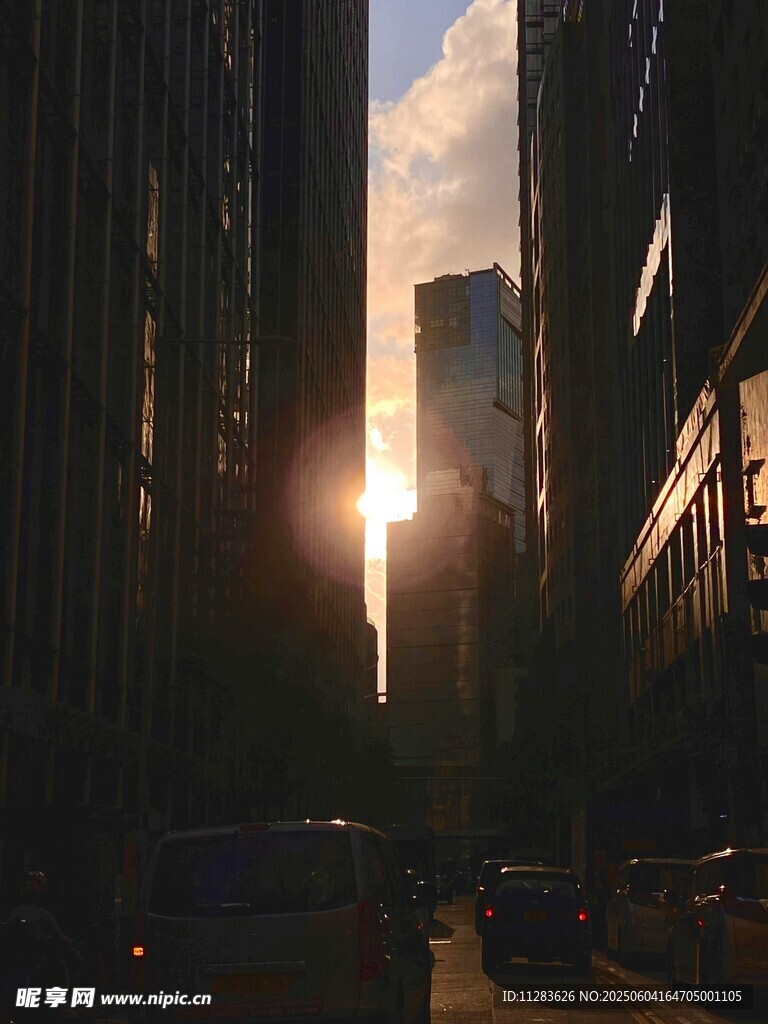 城市間夕陽(yáng)下的街道景象