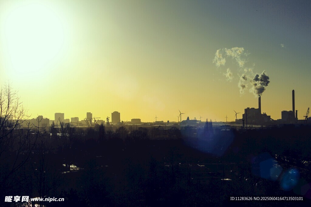 夕陽下的城市工廠景觀