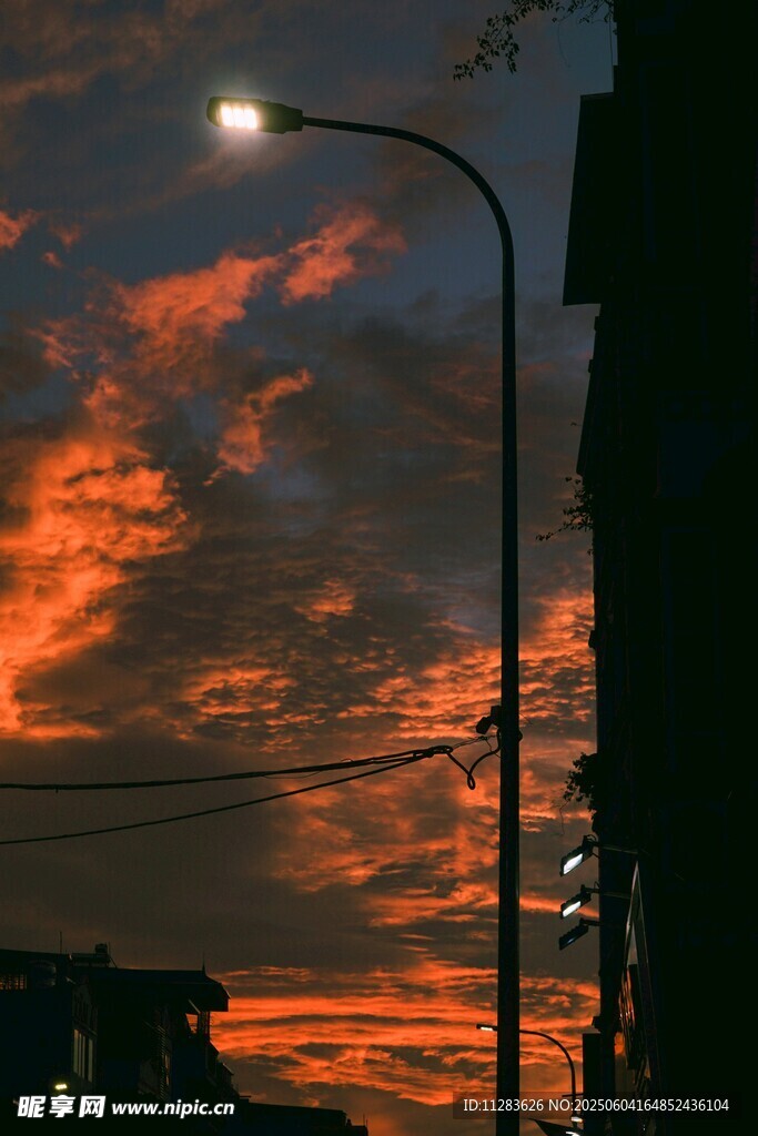 夕陽下的路燈與絢爛云霞