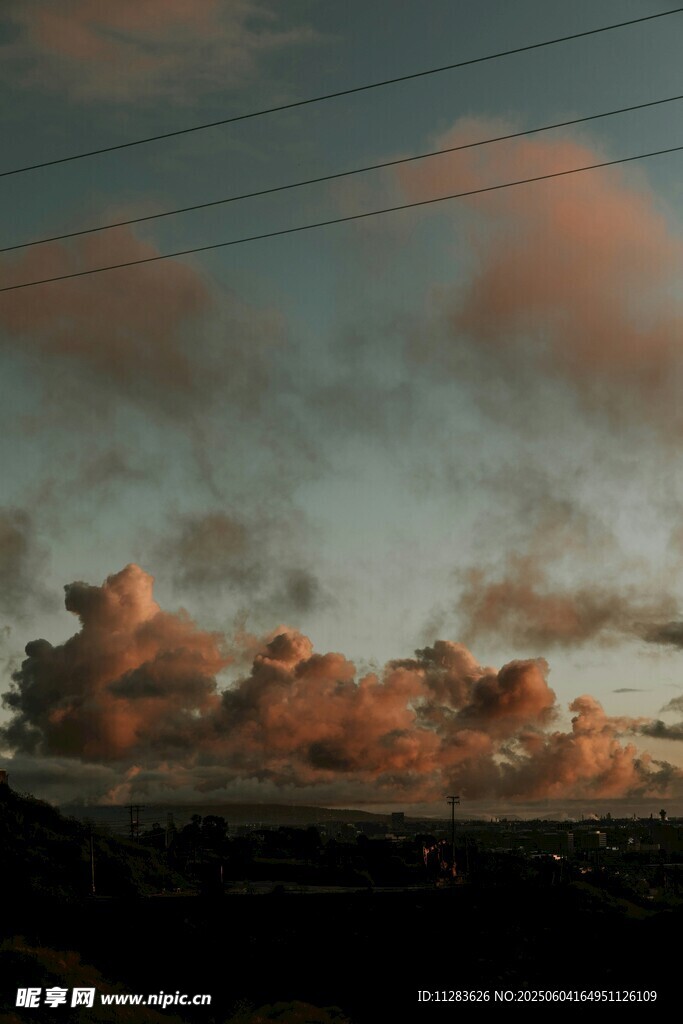 夕陽下的絢爛云彩
