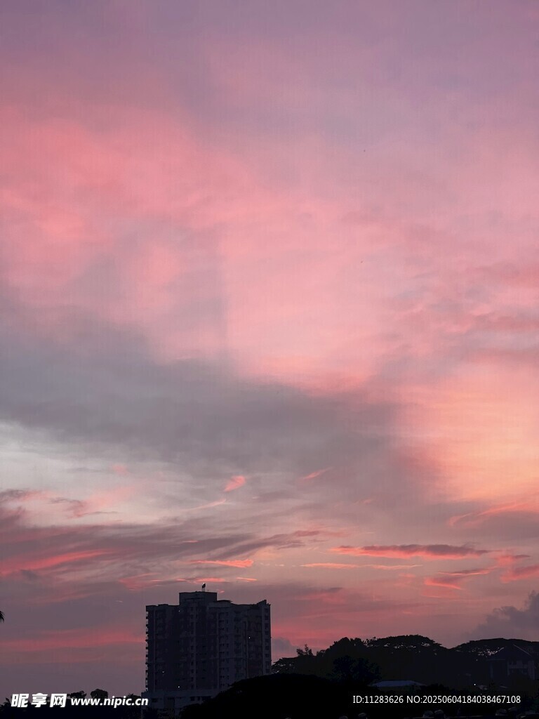 城市上空的夢幻粉紫晚霞