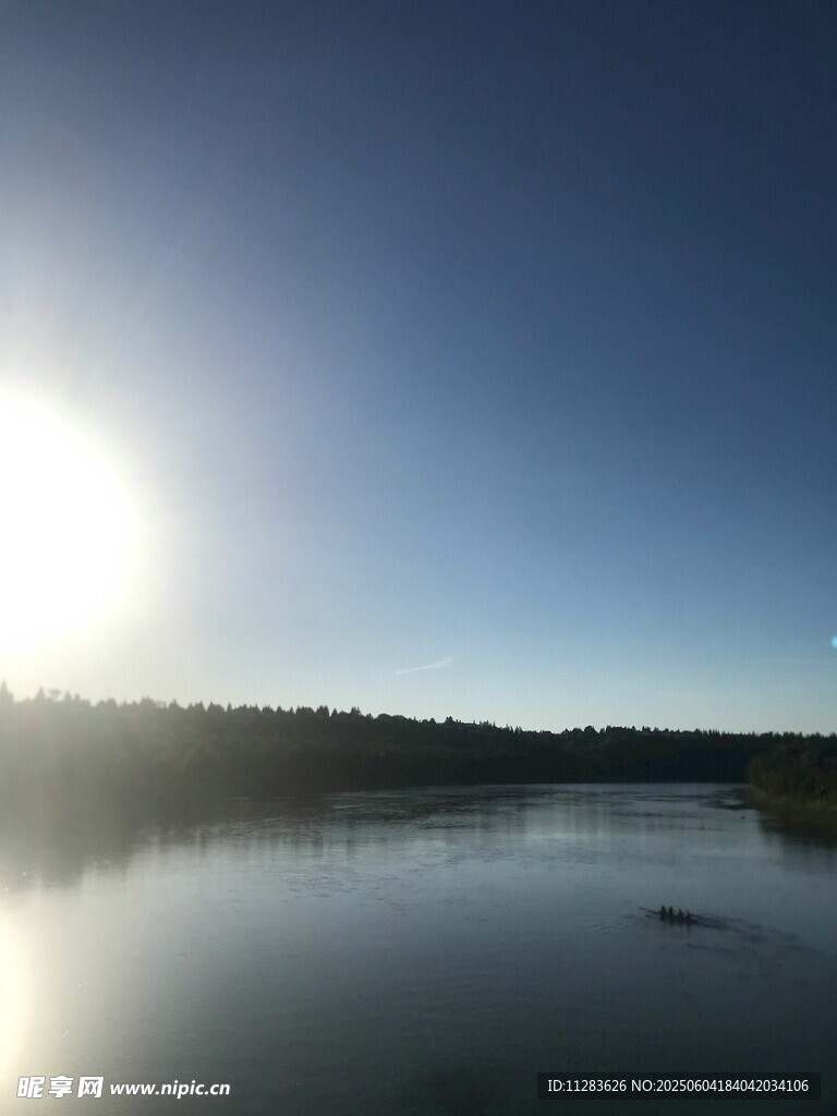湖畔日出美景
