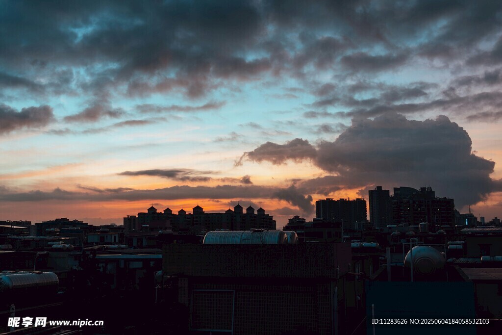 城市黃昏天空壯麗景觀