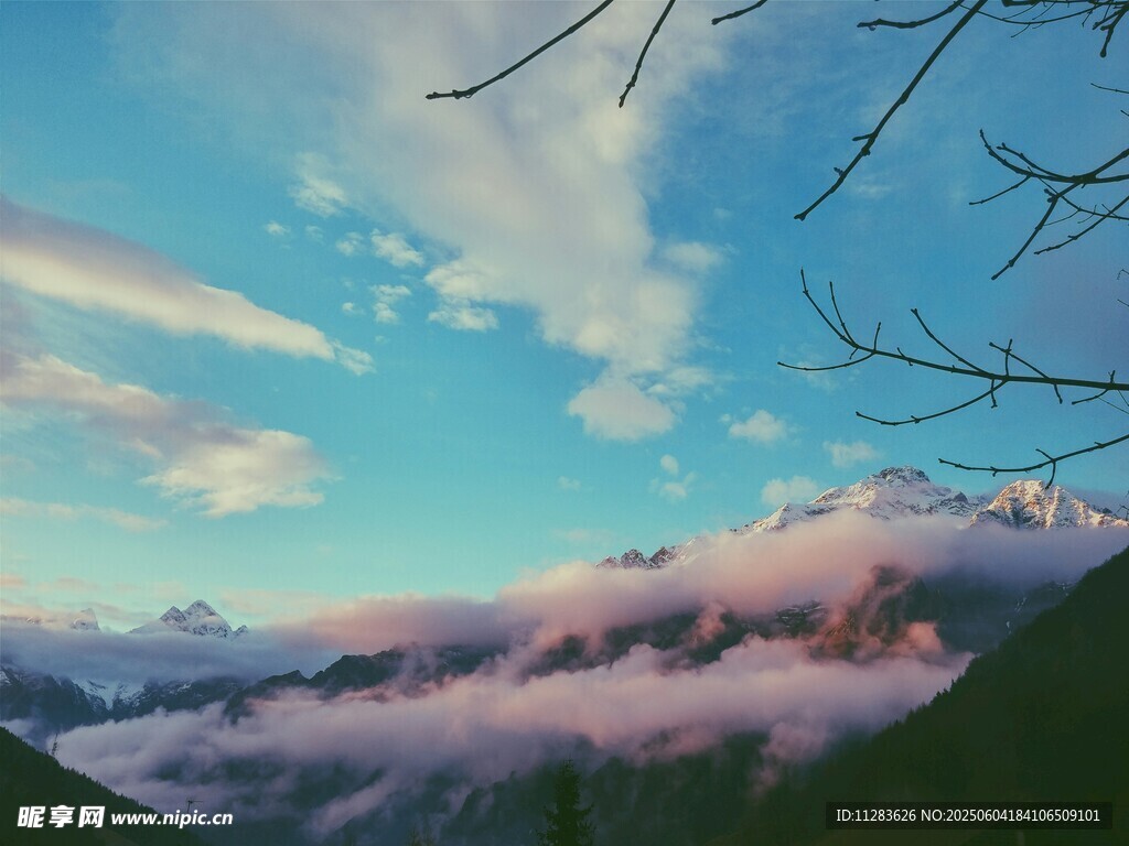 山間云海藍天美景