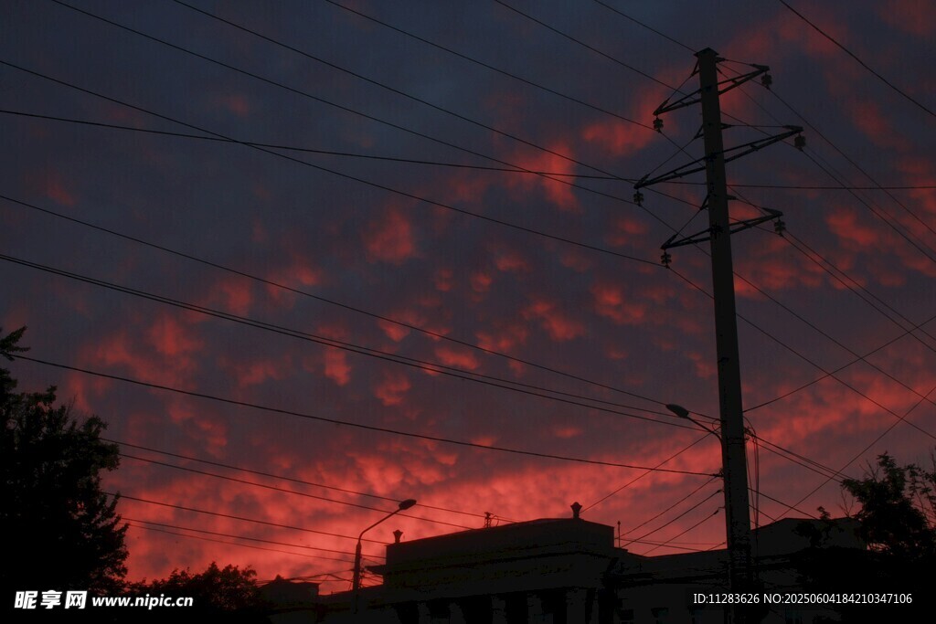夕陽下的電線桿與絢爛天空