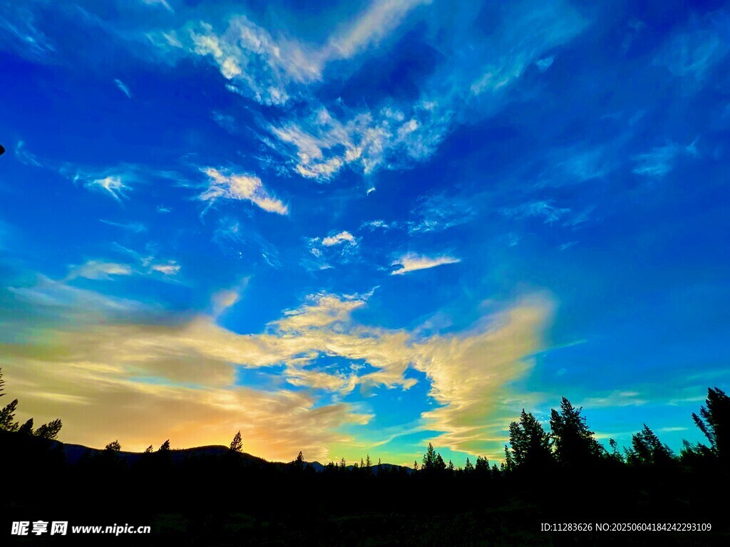 黃昏時分的絢爛天空景色