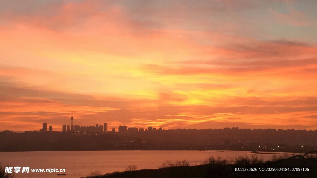 夕陽下的城市河畔美景