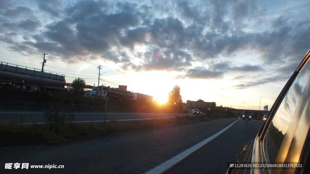 公路日落美景