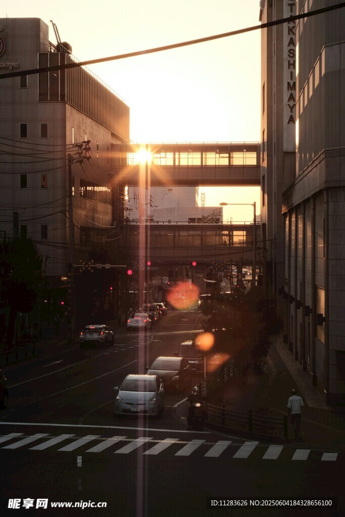 夕陽下的城市街道景象