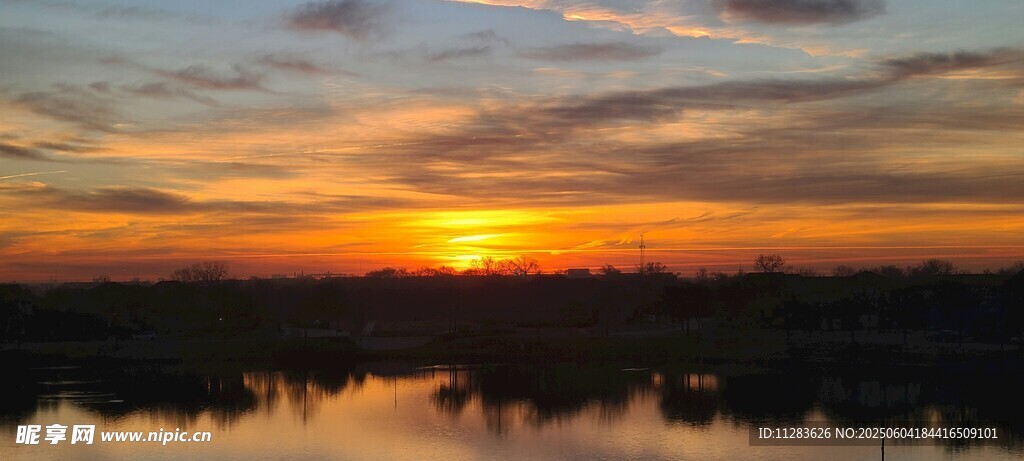 夕陽下的寧靜湖面美景