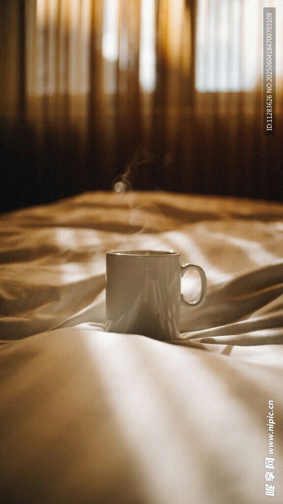 床上的溫馨咖啡杯