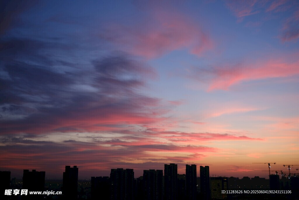 城市上空絢爛的晚霞美景