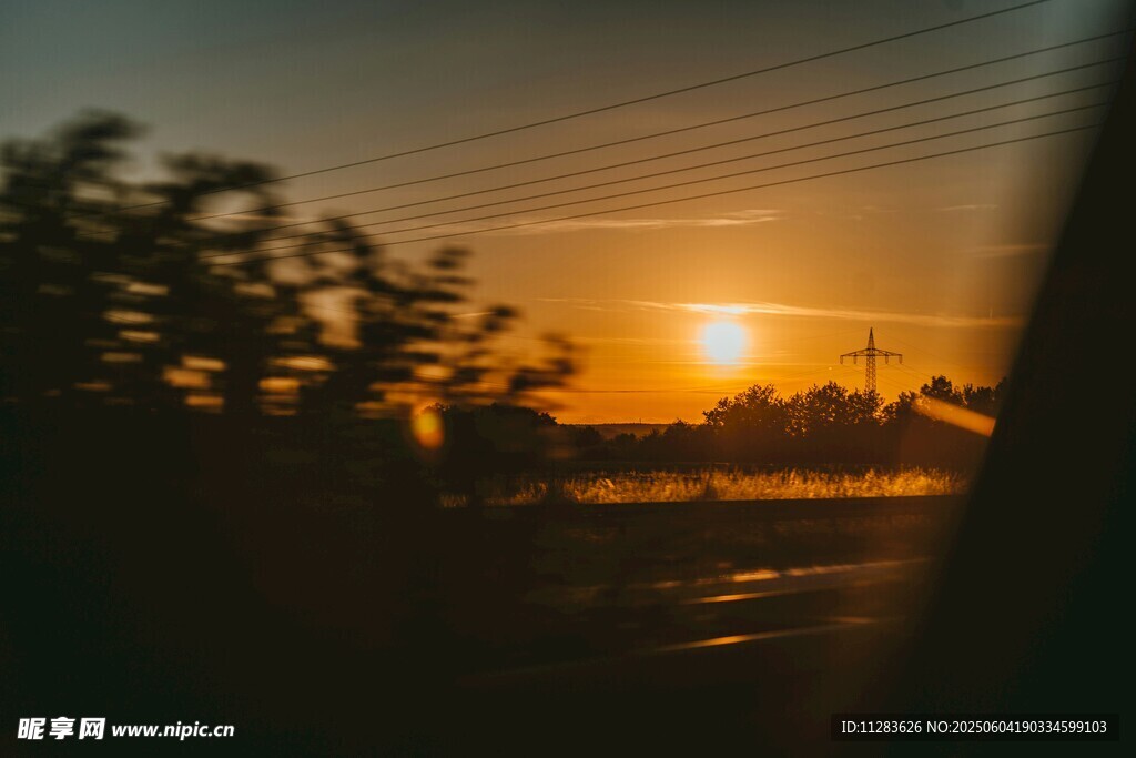 夕陽下的窗外風景