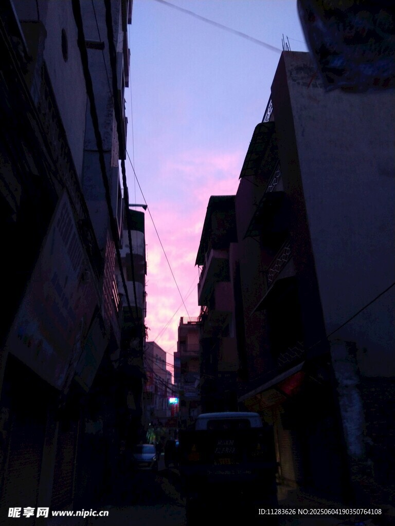 小巷間的夢幻粉紫色天空