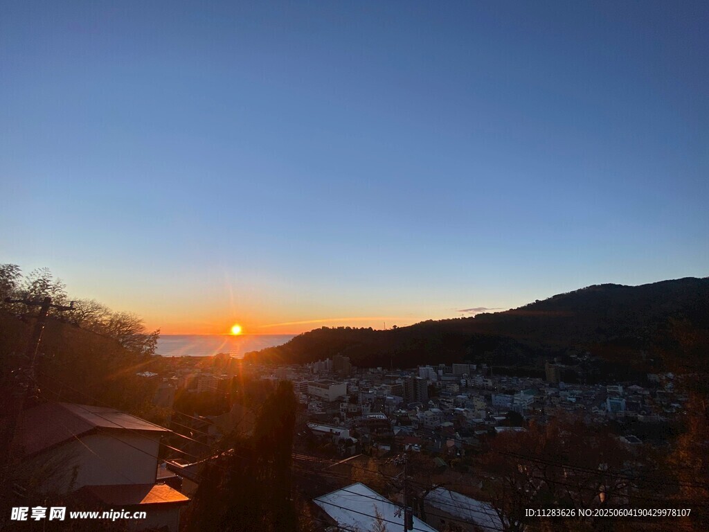 日落時(shí)分的山間村落景象