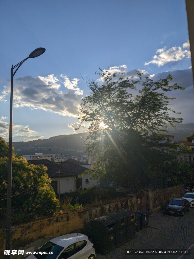 夕陽下的街道與停放車輛