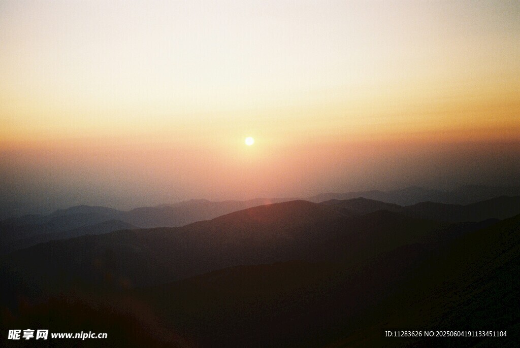 山間壯麗日出美景