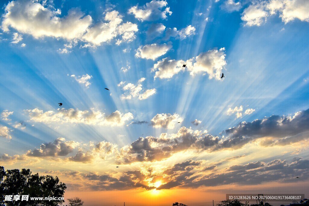 日落時分的絢麗天空美景