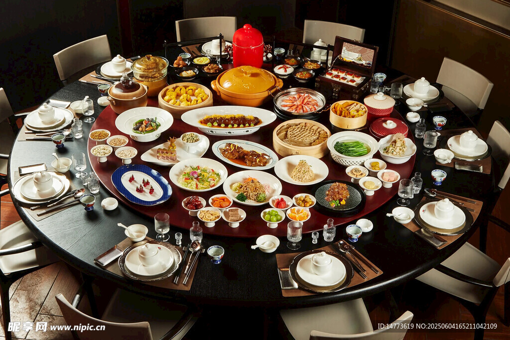 豐盛圓桌宴席美食齊聚