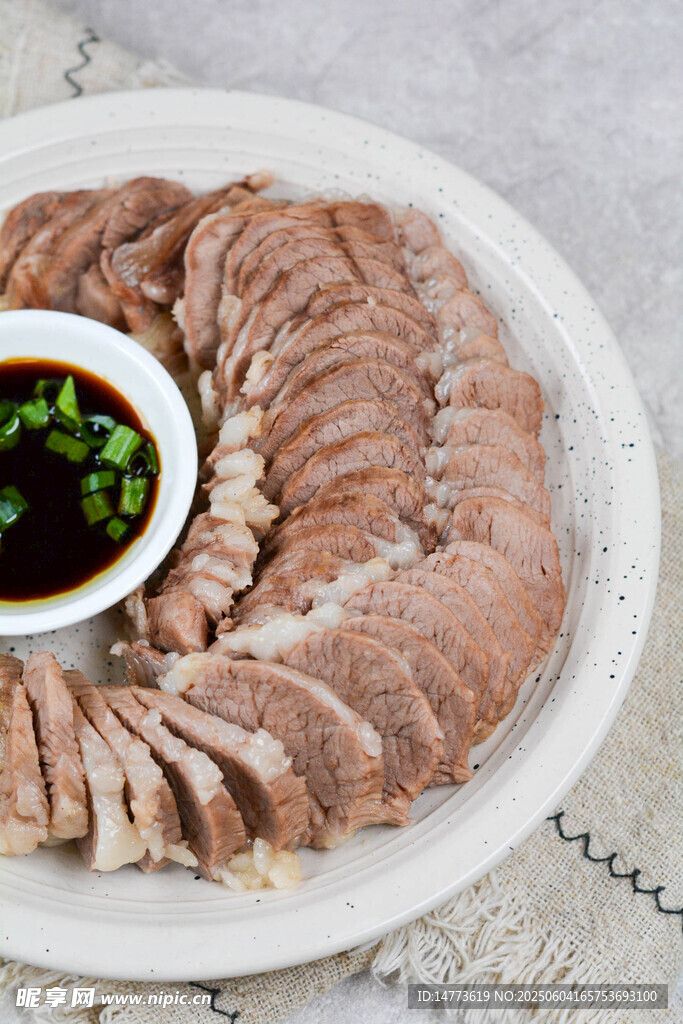 白切羊肉配蘸料