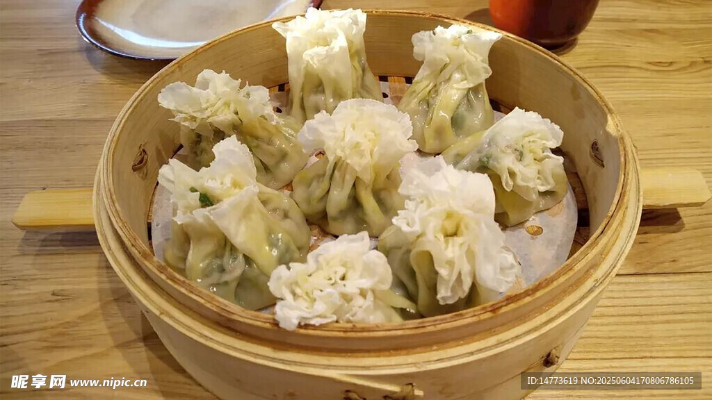 竹制蒸籠里的美味燒麥