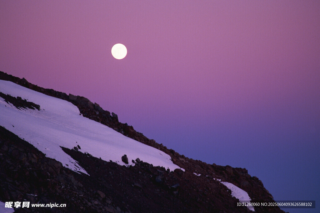 雪山月夜美景