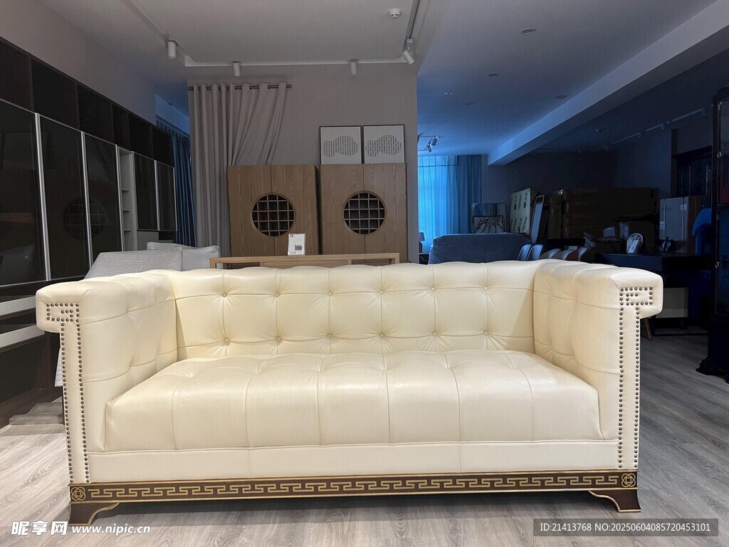 米白色奢華沙發(fā)室內(nèi)展示